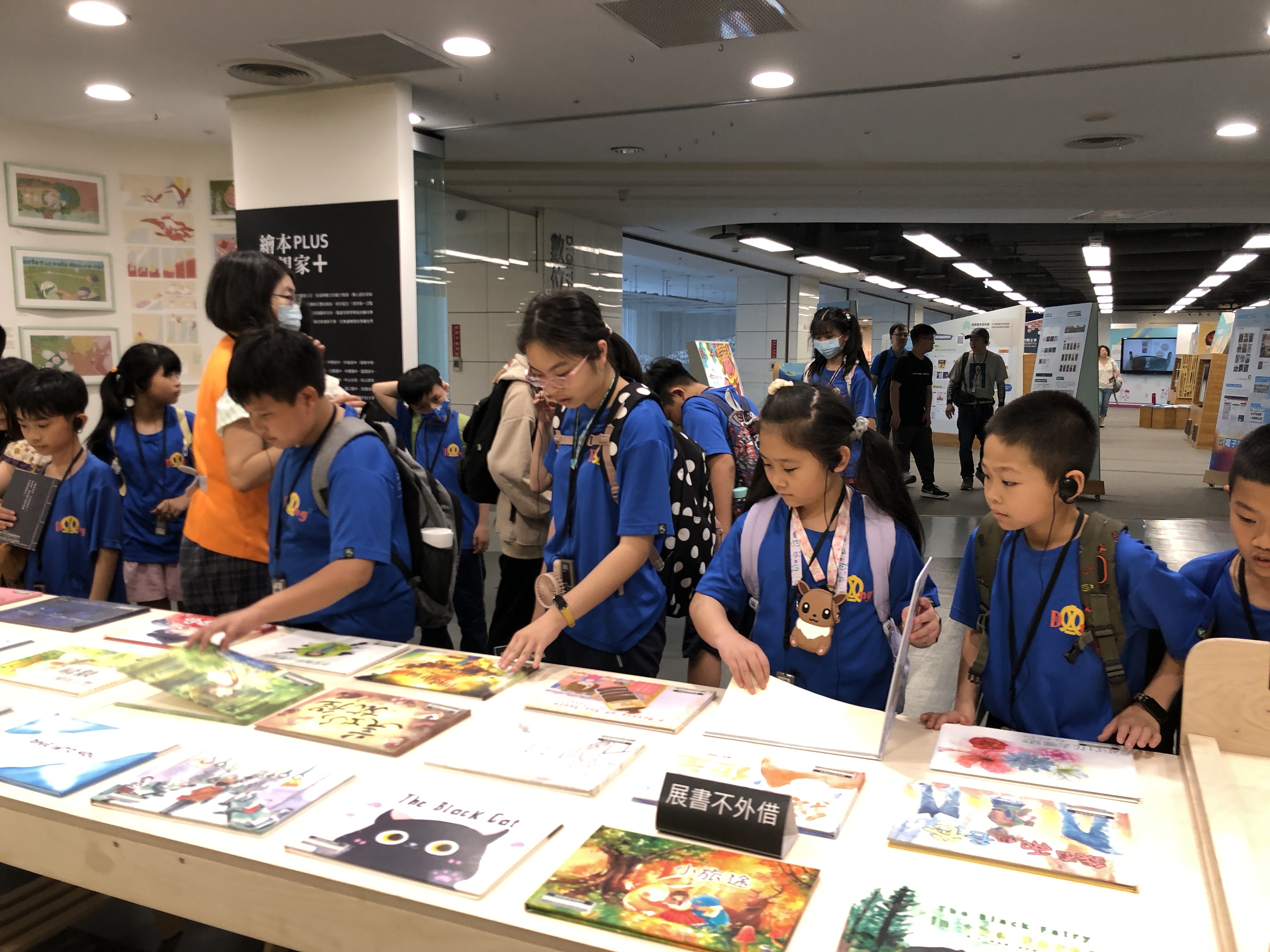 雙冬國小校外教學參觀國立公共資訊圖書館